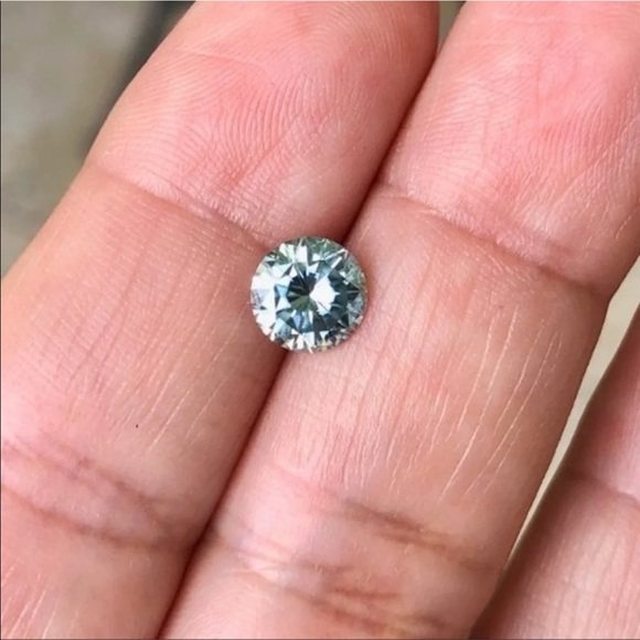 0.84Ct Round Cut Simulated Diamonds Silver Stud Earrings - Picture 12 of 17